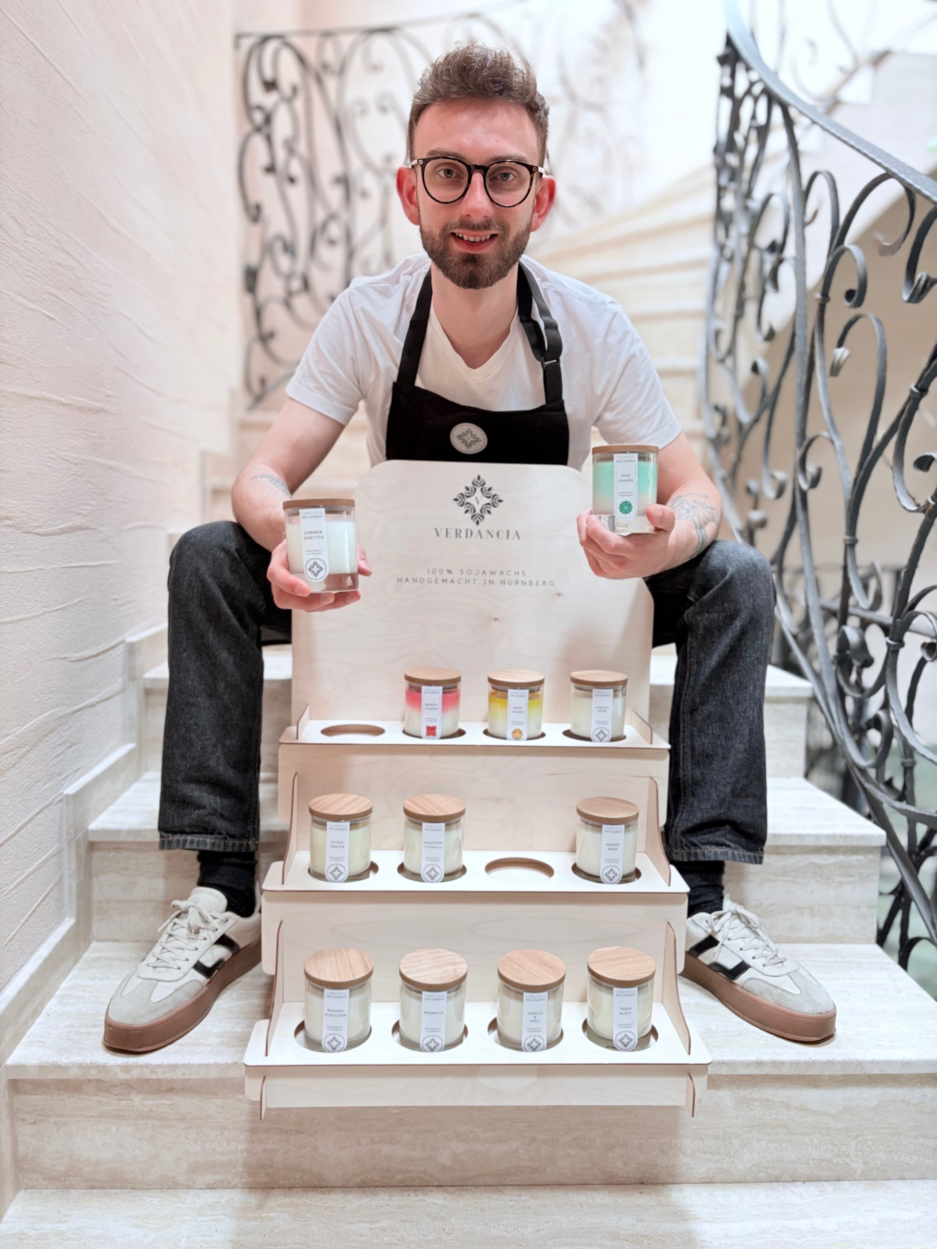 Starter Bundle Duftkerzen mit Holz Display – 12er Set Sojawachs – Verkaufsfertiges POS Konzept