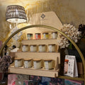 Starter Bundle Duftkerzen mit Holz Display – 12er Set Sojawachs – Verkaufsfertiges POS Konzept